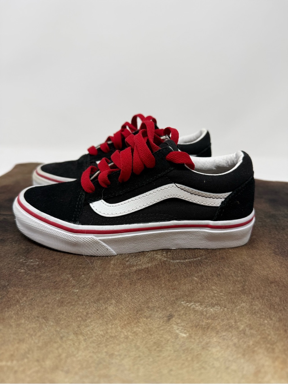 Vans Black Sneakers with White Tongue and Red Laces Sz 13 (CFNXKU)